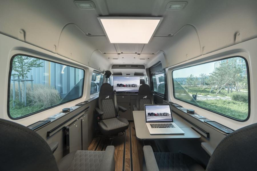 Интерьер MAN TGE 3.180 Kombi 2017 года  (фото 5 из 5)